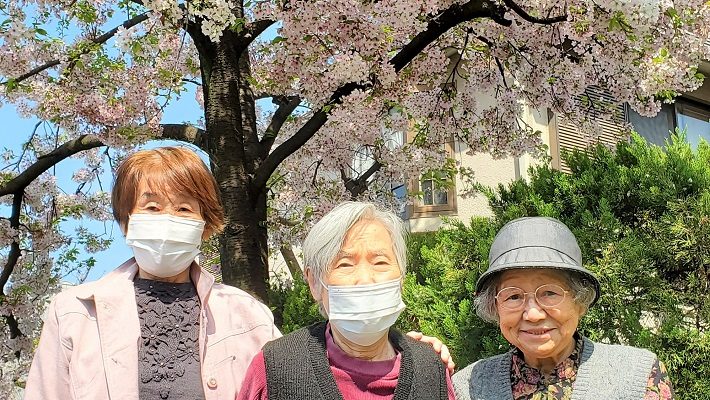 近所の桜の前で記念撮影